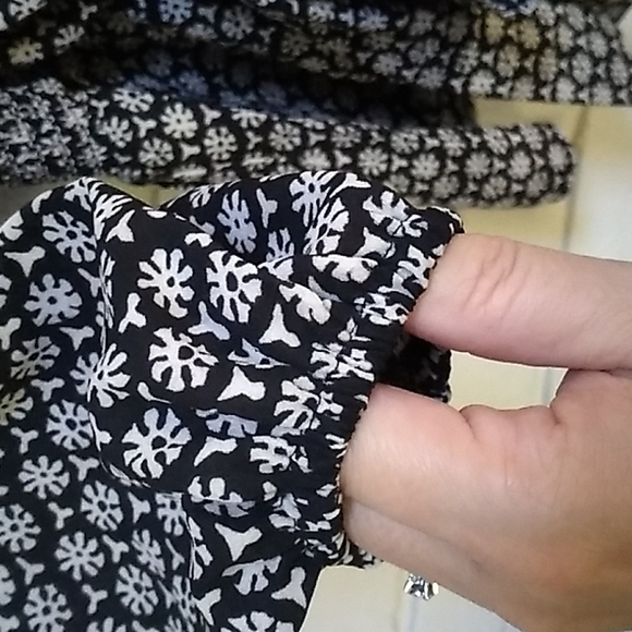 NWT Max Studio Black/White Tie Front V-Neck Blouse. Size Small - Picture 5 of 10